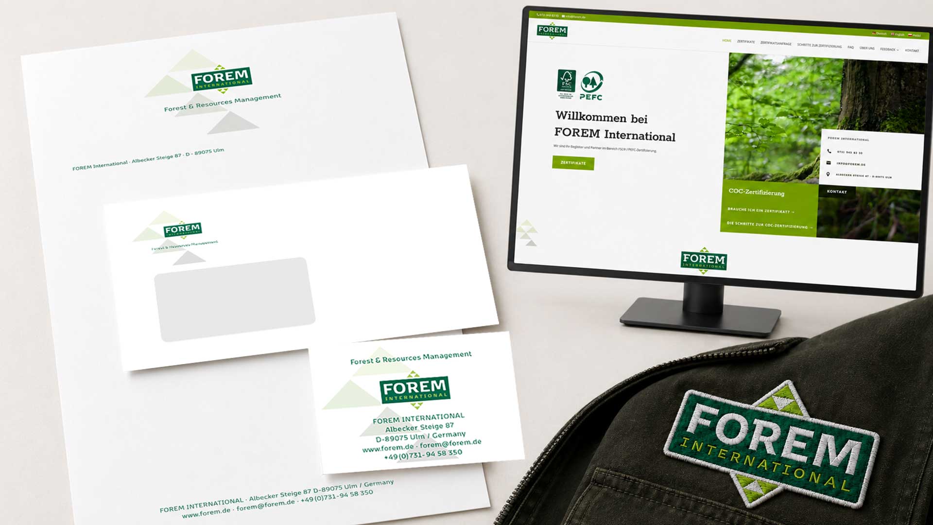 FOREM Corporate Design mit Visitenkarte, Briefbogen, Umschlag, Webseite und besticktem Logo-Patch auf Arbeitskleidung